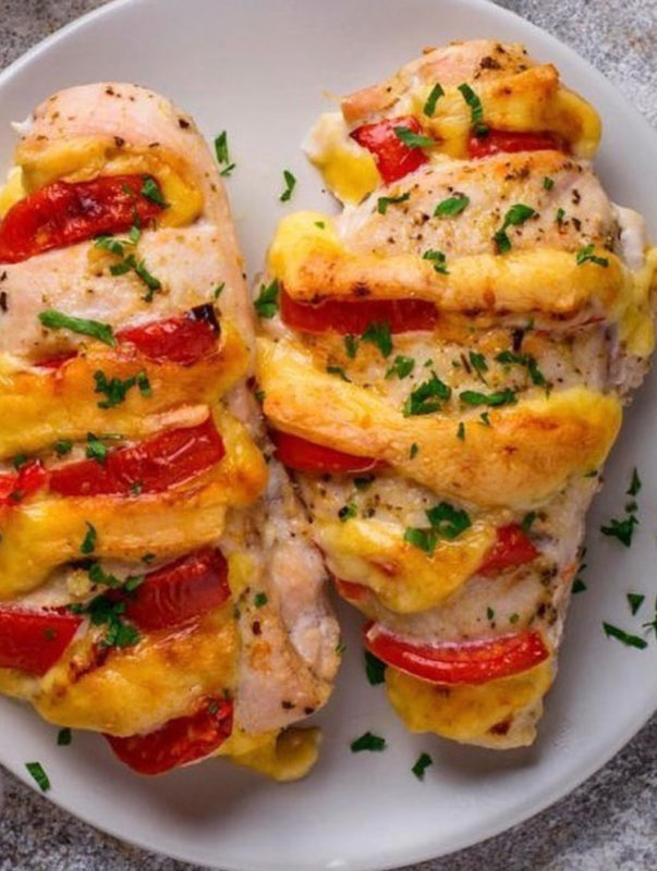 gefüllte Hähnchenbrust mit Tomate und Käse. - MOHEM